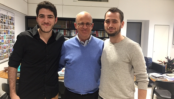 נועם דהאן ותום מנור עם פרופ' יוסף קלפטר, נשיא אוניברסיטת תל אביב