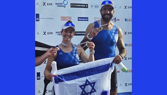 מימין: סאלח שהין ושחר מילפלדר לאחר הזכייה במדליית הארד באליפות העולם בחתירה פראלימפית מימין: סאלח שהין ושחר מילפלדר לאחר הזכייה במדליית הארד באליפות העולם בחתירה פראלימפית